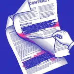 Contrat et smartphone illustrant les arnaques assurance à éviter en 2026